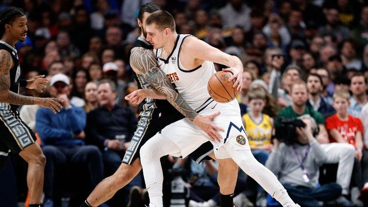 Aksi Nikola Jokic di duel NBA Denver Nuggets vs Memphis Grizzlies (21/12/22). (Foto: Reuters/Isaiah J. Downing-USA TODAY Sports) Copyright: © Reuters/Isaiah J. Downing-USA TODAY Sports