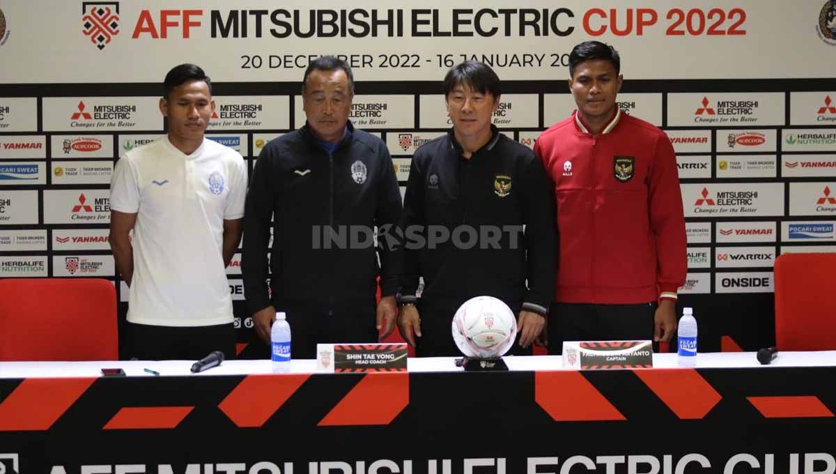 Kapten Kamboja Soeuv Visal, Pelatih Kamboja Ryu Hirose, Pelatih Timnas Indonesia Shin Tae-yong dan Kapten Indonesia Fachrudin Aryanto pada sesi jumpa pers jelang laga Piala AFF 2022 di Media Center Stadion GBK, Kamis (22/12/22). Copyright: © Herry Ibrahim/INDOSPORT