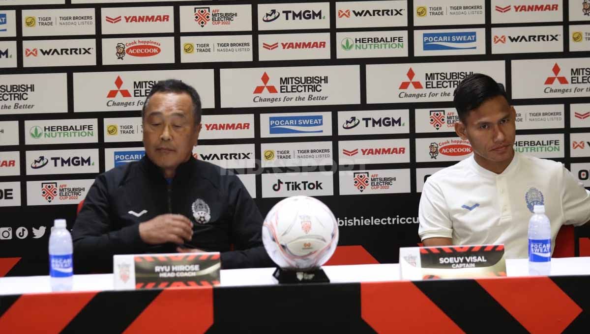 Pelatih Timnas Kamboja, Ryu Hirose dan kapten Timnas Kamboja, Soeuy Visal pada sesi jumpa pers jelang laga Piala AFF 2022 melawan Indonesia di Media Center Stadion GBK, Kamis (22/12/22). Copyright: © Herry Ibrahim/INDOSPORT