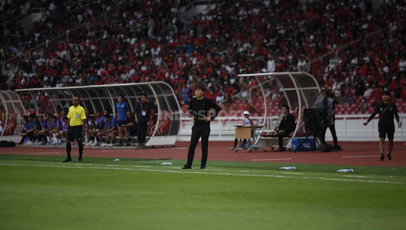 Suasana suporter Timnas Indonesia Piala AFF 2022 di Stadion Gelora Bung Karno, Jumat (23/12/22). Copyright: © Herry Ibrahim/INDOSPORT