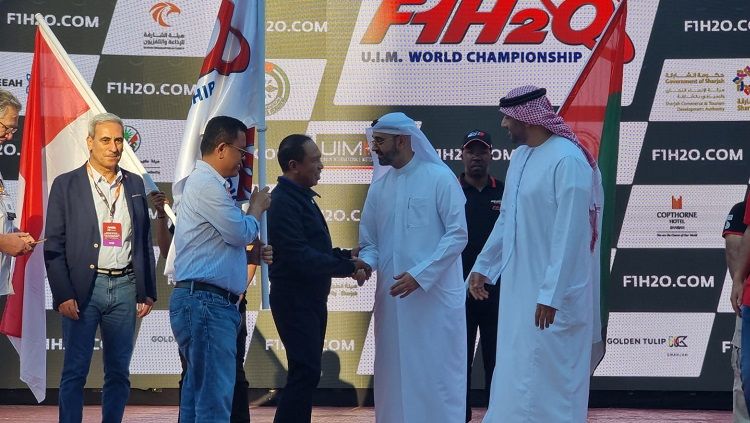 Menpora RI Zainudin Amali secara langsung menerima keketuaan F1H2O dari Uni Emirat Arab. Copyright: © Media Kemenpora