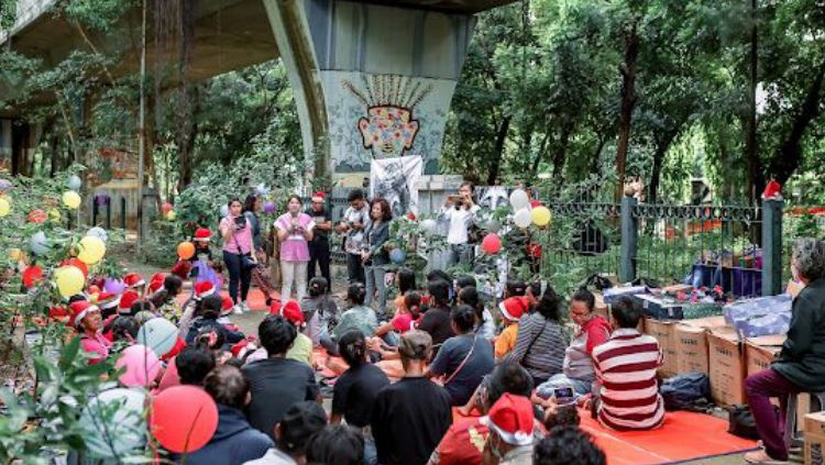 Euclia Purnama merayakan Natal bersama masyarakat kurang beruntung di sekitar kolong jalan Veteran, Jakarta Pusat, Sabtu (24/12/22). Copyright: © Dok. Euclia Purnama