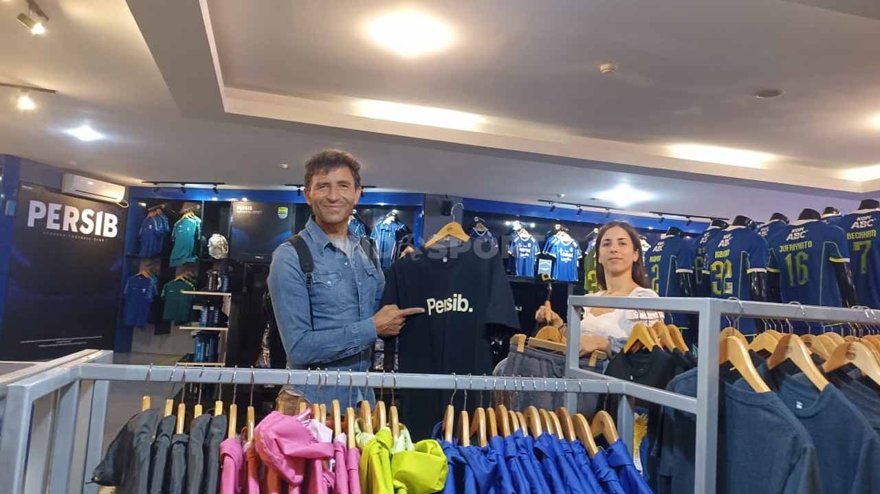 Pelatih Persib, Luis Milla bersama keluarganya mengunjungi Persib official store, Jalan Sulanjana, Kota Bandung, Senin (26/12/22). Copyright: © Arif Rahman/INDOSPORT