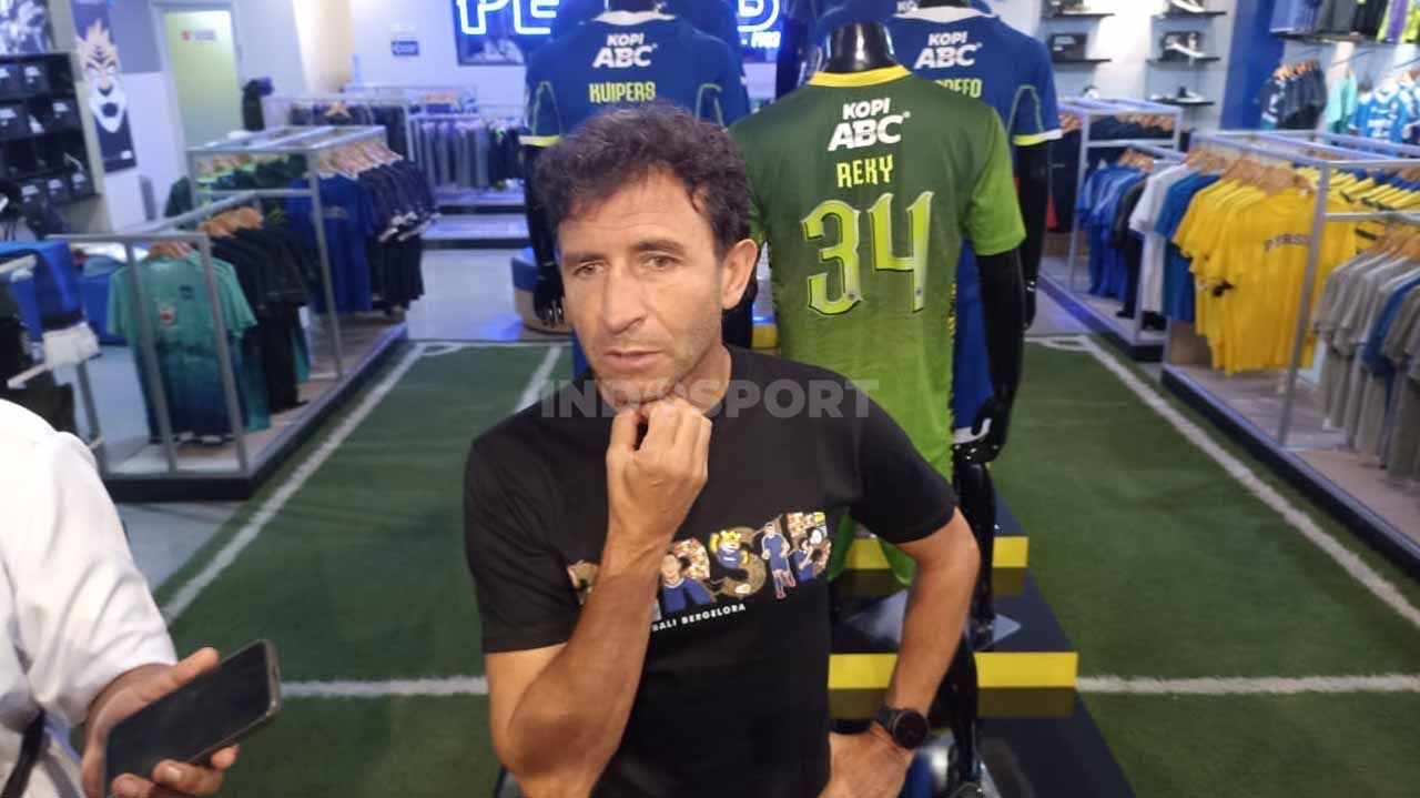 Pelatih Persib, Luis Milla bersama keluarganya mengunjungi Persib official store, Jalan Sulanjana, Kota Bandung, Senin (26/12/22). Copyright: © Arif Rahman/INDOSPORT