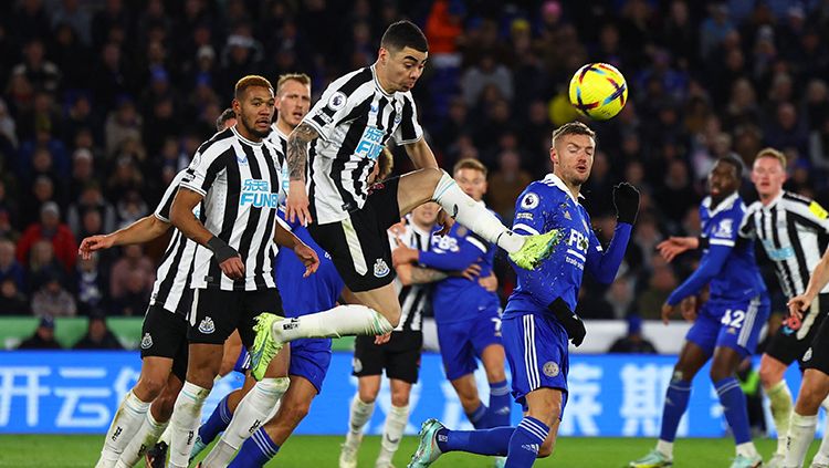 Perebutan bola di udara pada pertandingan Leicester City vs Newcaslte United di Liga Inggris. Copyright: © REUTERS/Molly Darlington