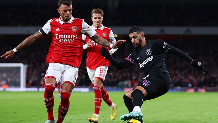 Para pemain Arsenal sedang berusaha menutup celah pemain West Ham United di Liga Inggris. Copyright: © REUTERS/David Klein