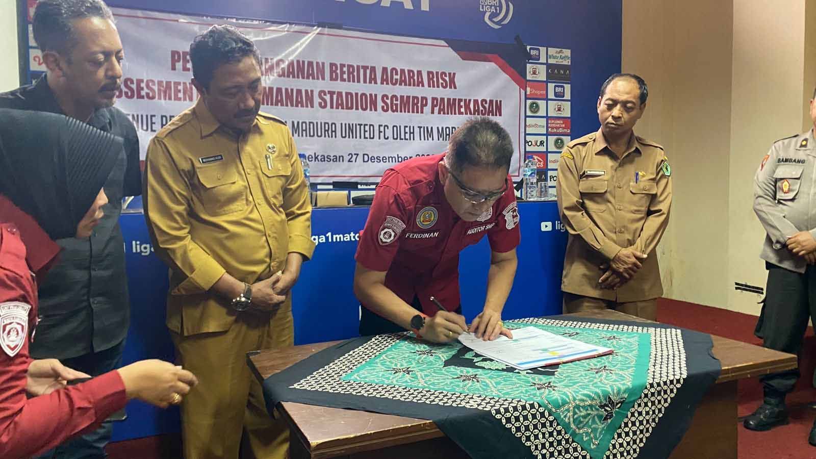 Madura United menerima kunjungan tim risk assessment pengamanan stadion. Copyright: © MO Madura United