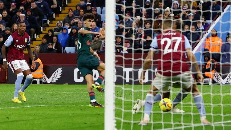Stefan Bajcetic mencetak gol di laga Liga Inggris Aston Villa vs Liverpool (27/12/22). Foto: Reuters/Paul Childs. Copyright: © Reuters/Paul Childs