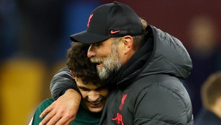 Jurgen Klopp (kanan) memeluk  Stefan Bajcetic pasca mencetak gol di laga Aston Villa vs Liverpool (27/12/22). (Foto: REUTERS/Carl Recine) Copyright: © REUTERS/Carl Recine