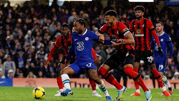 Pemain Chelsea, Raheem Sterling diganggu para pemain AFC Bournemouth di Liga Inggris. Copyright: © Reuters/Andrew Couldridge