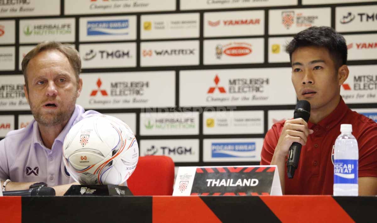 Pelatih Thailand Alexandre Mano Polking dan Pemain Thailand Sarach Yooyen pada jumpa pers jelang laga ketiga grup A Piala AFF 2022 antara Indonesia vs Thailand di Media Center stadion GBK, Rabu (28/12/22). Copyright: © Herry Ibrahim/INDOSPORT