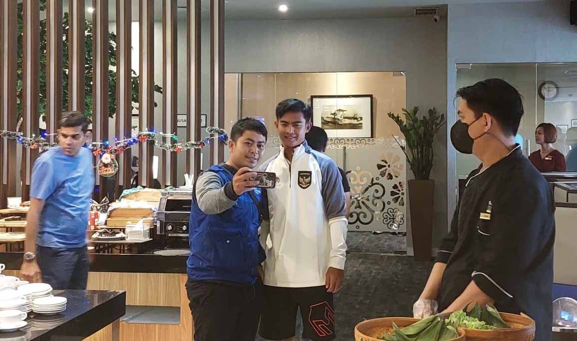 Pemain Timnas Indonesia tiba di Blue Sky Lounge dan meladeni permintaan swafoto fans sambil menunggu waktu penerbangan menuju Filipina. Copyright: © Zainal Hasan/INDOSPORT