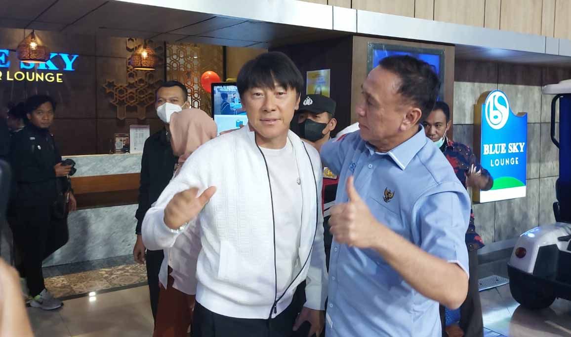 Pelatih Timnas Indonesia, Shin Tae-yong dan Ketua Umum PSSI, Mochammad Iriawan saat Timnas Indonesia bertolah ke Filipina. Copyright: © Zainal Hasan/INDOSPORT