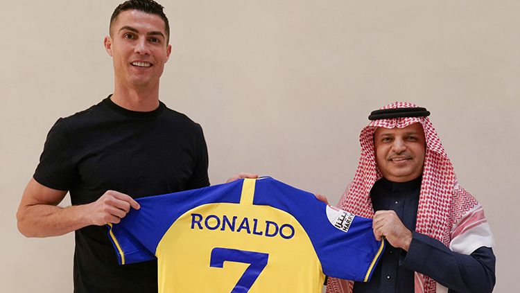 Cristiano Ronaldo sepakat bergabung bersama klub Liga Arab Saudi, Al-Nassr, sekaligus mencetak sejarah sebagai pesepak bola dengan gaji tertinggi di dunia. Copyright: © Twitter.com/AlnarrsFC