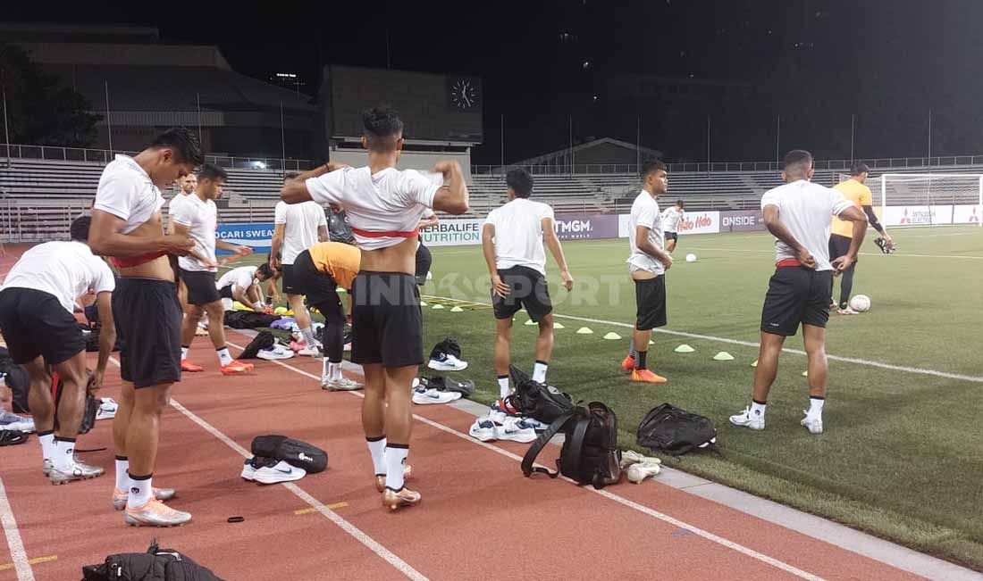 Timnas Indonesia saat latihan jelang melawan Filipina. Copyright: © Zainal Hasan/INDOSPORT