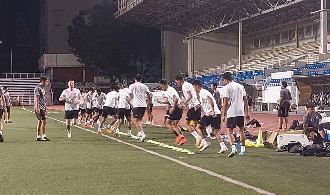 Timnas Indonesia saat latihan jelang melawan Filipina. Copyright: © Zainal Hasan/INDOSPORT