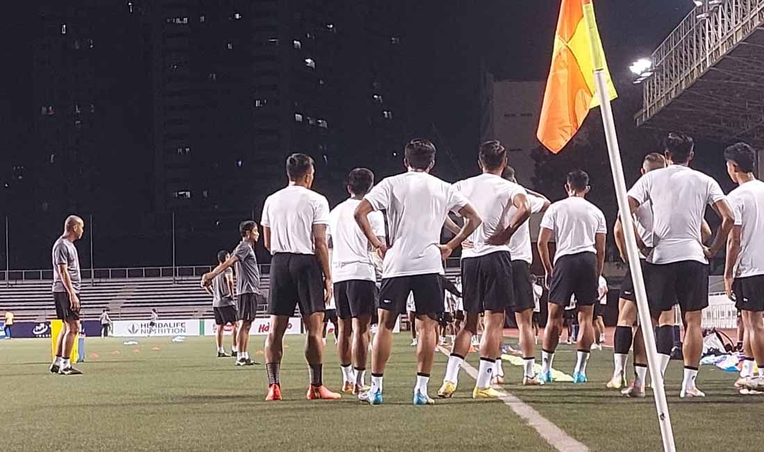 Timnas Indonesia saat latihan jelang melawan Filipina. Copyright: © Zainal Hasan/INDOSPORT