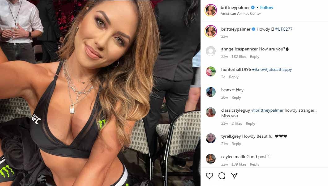 Kalahkan Arianny Celeste jadi ring girl Ultimate Fighting Championship (UFC) tersultan, Brittney Palmer kejutkan fans saat kenakan busana tembus pandang. Copyright: © Instagram@brittneypalmer