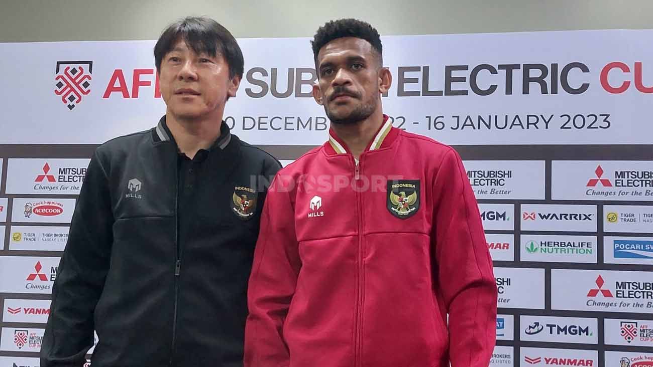 Pelatih Shin Tae-yong bersama Ricky Kambuaya pada jumpa pers Timnas Indonesia jelang melawan Filipina di Piala AFF 2022, Minggu (01/01/23). Copyright: © Zainal Hasan/INDOSPORT