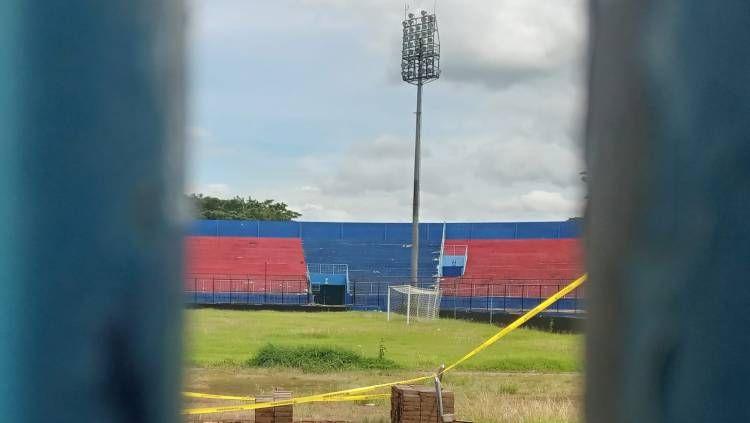 Police line masih terpasang di Stadion Kanjuruhan. Copyright: © Ian Setiawan/INDOSPORT