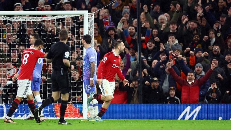 Selebrasi Luke Shaw usai mencetak gol di laga Manchester United vs Bournemouth (04/01/23). (Foto: REUTERS/Carl Recine) Copyright: © REUTERS/Carl Recine