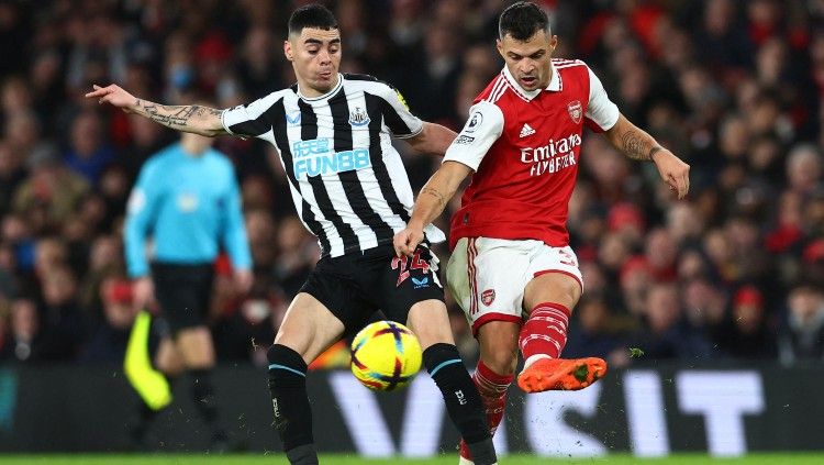 Miguel Almiron (kiri) berduel dengan Granit Xhaka di laga Arsenal vs Newcastle United (04/01/23). (Foto: REUTERS/David Klein) Copyright: © REUTERS/David Klein