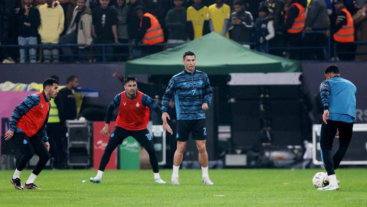 Cristiano Ronaldo saat latihan bersama pemain Al Nassr. (Foto: REUTERS/Ahmed Yosri) Copyright: © REUTERS/Ahmed Yosri