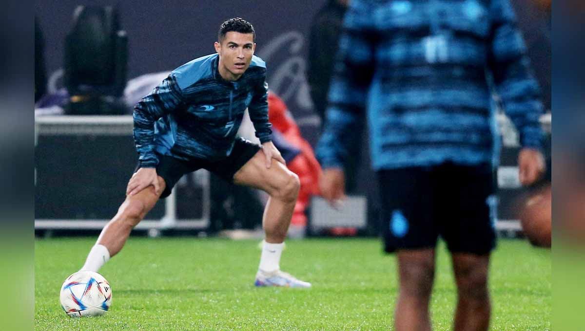 Cristiano Ronaldo saat latihan bersama pemain Al Nassr. (Foto: REUTERS/Ahmed Yosri) Copyright: © REUTERS/Ahmed Yosri