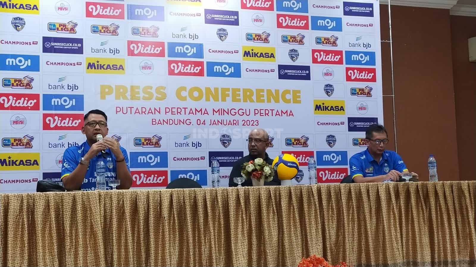 Manajer tim Bandung BJB Tandamata, Ayi Subarna (kiri), Direktur Proliga, Hanny S. Surkatty (tengah) dan Ketua panitia Proliga 2023 Putaran Pertama seri Bandung, Tahyan Iskandar, usai konferensi pers di The Naripan Hotel, Kota Bandung, Rabu (04/01/23). Copyright: © Arif Rahman/INDOSPORT