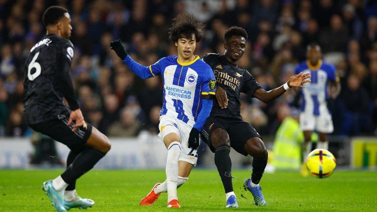 Aksi Kaoru Mitoma (tengah) di laga Brighton vs Arsenal (01/01/23). (Foto: Reuters/Peter Cziborra) Copyright: © Reuters/Peter Cziborra