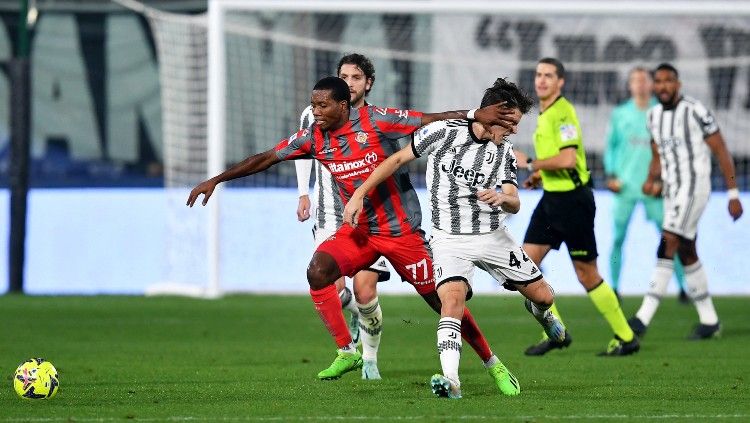 Duel David Okereke dengan Nicolo Fagioli (kanan) di laga Cremonese vs Juventus (05/01/23). (Foto: REUTERS/Jennifer Lorenzini) Copyright: © REUTERS/Jennifer Lorenzini