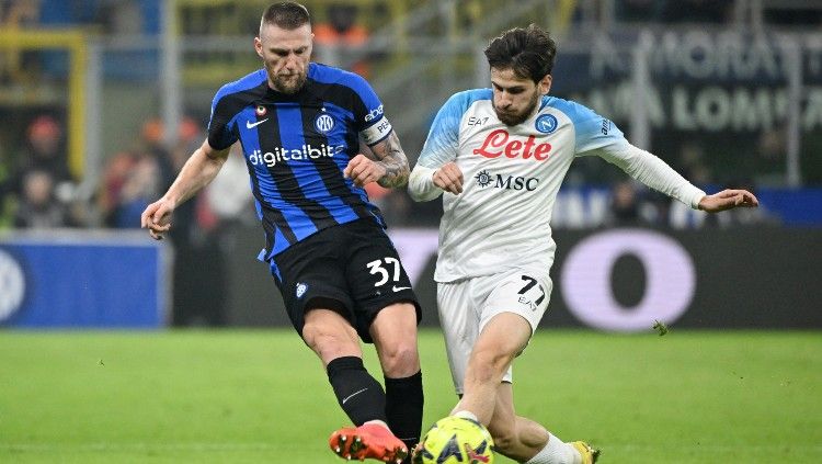 Milan Skriniar (kiri) berduel dengan Eljif Elmas di laga Inter Milan vs Napoli (05/01/23). (Foto: REUTERS/Alberto Lingria) Copyright: © REUTERS/Alberto Lingria