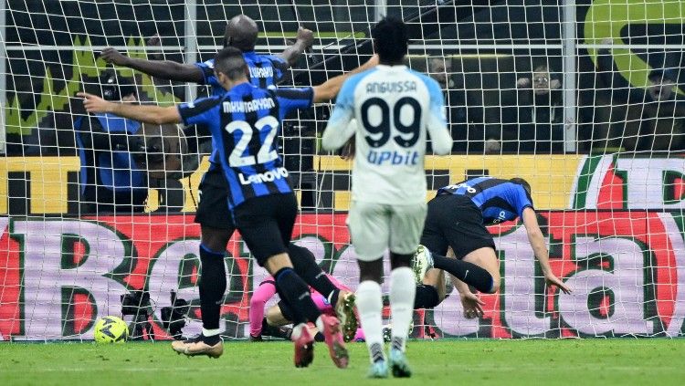 Ini alasan yang bikin fans resah mengapa VAR tak beri penalty pada klub Liga Italia (Serie A), Inter Milan, walau bek Verona, Isak Hien, lakukan handball. Copyright: © REUTERS/Alberto Lingria