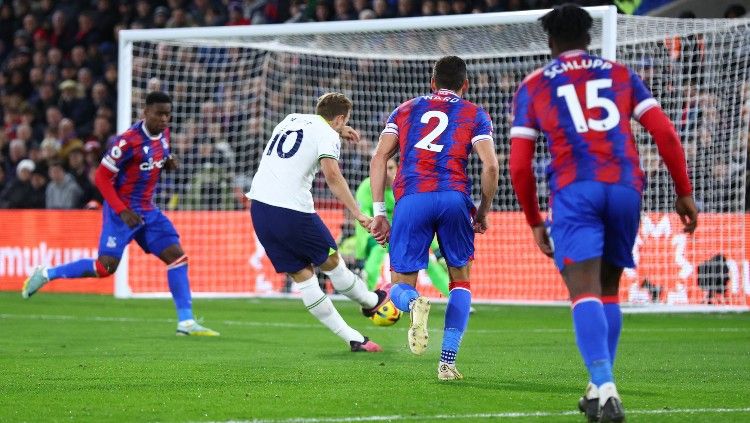 Proses gol kedua Harry Kane di laga Crystal Palace vs Tottenham Hotspur (05/01/23). (Foto: REUTERS/David Klein) Copyright: © REUTERS/David Klein