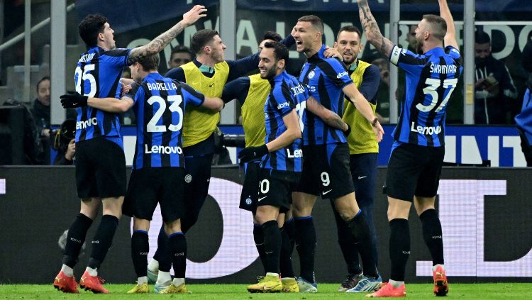 Bek Inter Milan, Francesco Acerbi, mengaku optimis timnya bisa menjungkalkan FC Porto dalam laga leg pertama babak 16 besar Liga Champions 2022/23. Copyright: © REUTERS/Alberto Lingria
