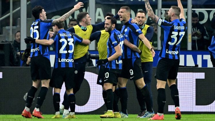 Tiga pemain yang tampil gemilang dan layak dianggap sebagai pahlawan kemenangan Nerazzurri dalam duel Liga Italia antara Inter vs Napoli, Kamis (05/01/23). Copyright: © REUTERS/Alberto Lingria