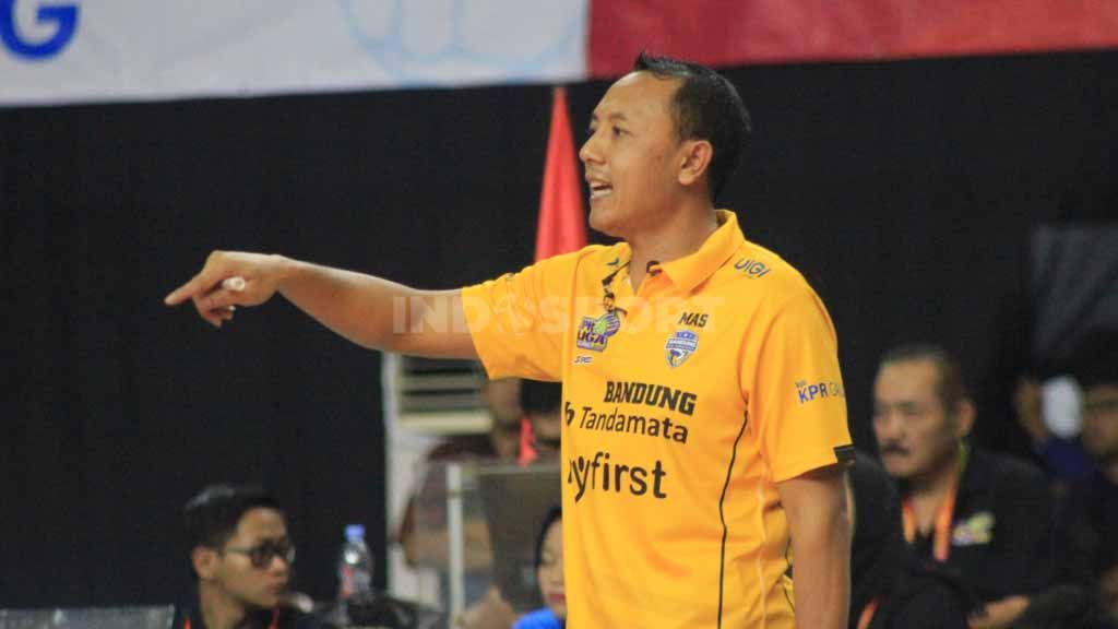 Pelatih Bandung BJB Tandamata, Alim Suseno. Foto: Arif Rahman/INDOSPORT. Copyright: © Arif Rahman/INDOSPORT