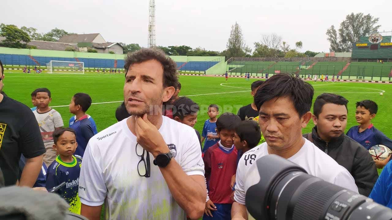 Pelatih Persib, Luis Milla bersama pelatih fisik Yaya Sunarya. Copyright: © Arif Rahman/INDOSPORT