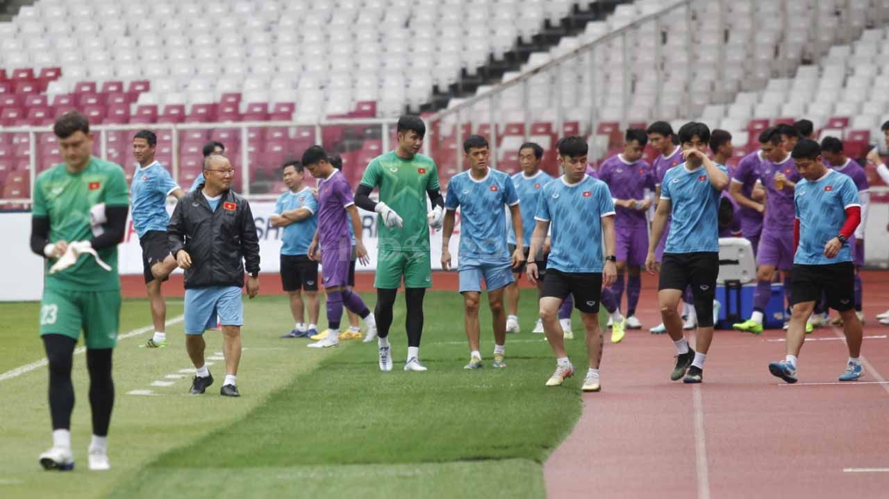 Ragam aksi dan ekspresi pelatih Vietnam Park Hang-seo pada official training jelang babak semifinal Piala AFF 2022 melawan Timnas Indonesia di stadion GBK, Kamis (05/01/23). Copyright: © Herry Ibrahim/INDOSPORT