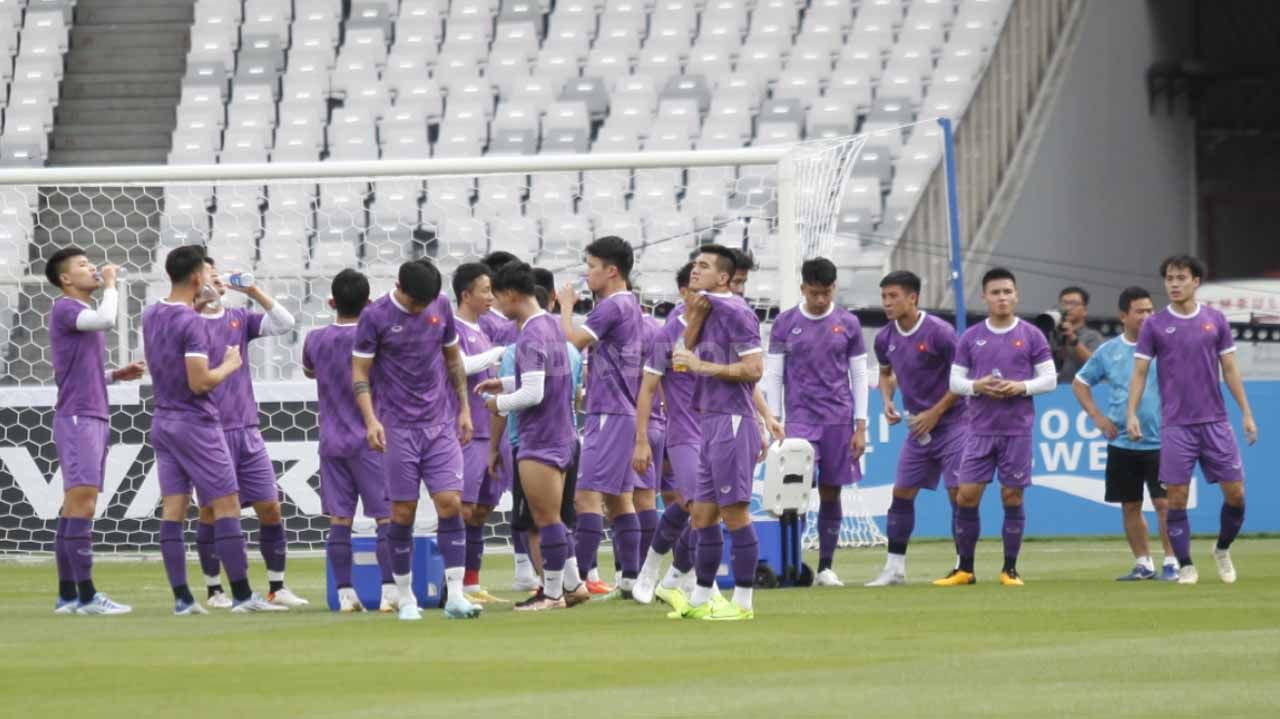 Ragam aksi dan ekspresi pelatih Vietnam Park Hang-seo pada official training jelang babak semifinal Piala AFF 2022 melawan Timnas Indonesia di stadion GBK, Kamis (05/01/23). Copyright: © Herry Ibrahim/INDOSPORT