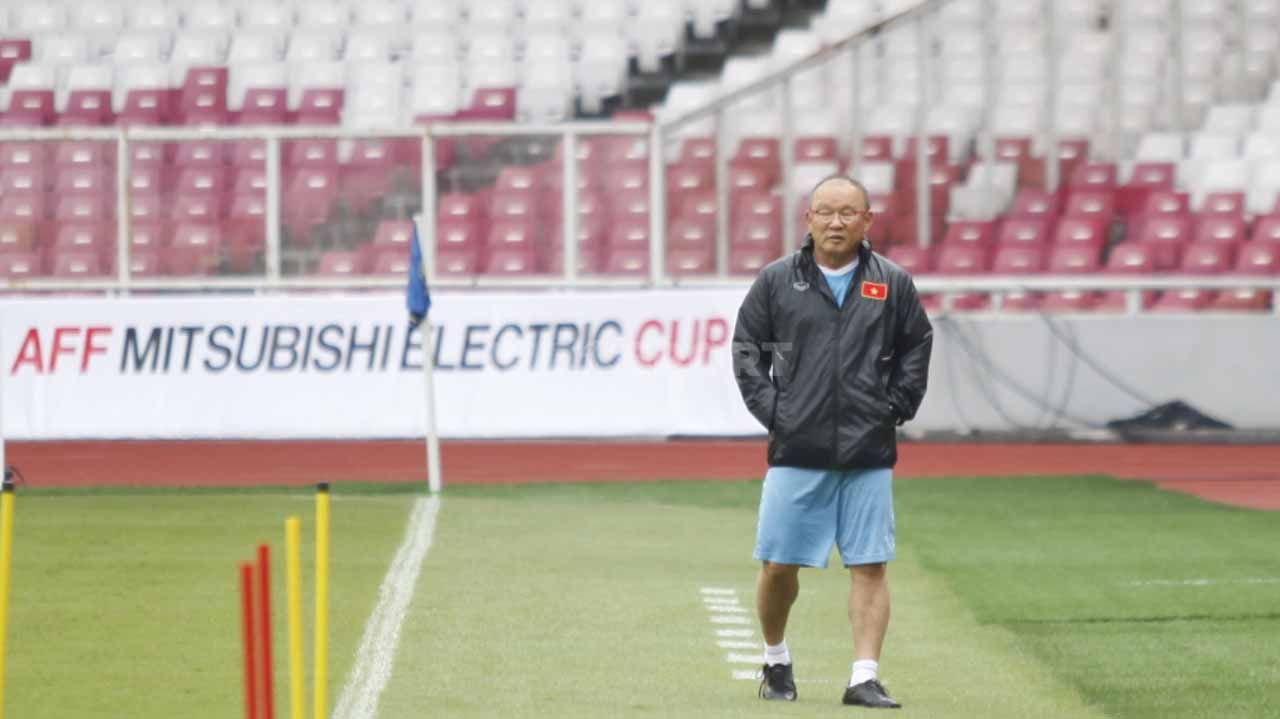 Ragam aksi dan ekspresi pelatih Vietnam Park Hang-seo pada official training jelang babak semifinal Piala AFF 2022 melawan Timnas Indonesia di stadion GBK, Kamis (05/01/23). Copyright: © Herry Ibrahim/INDOSPORT