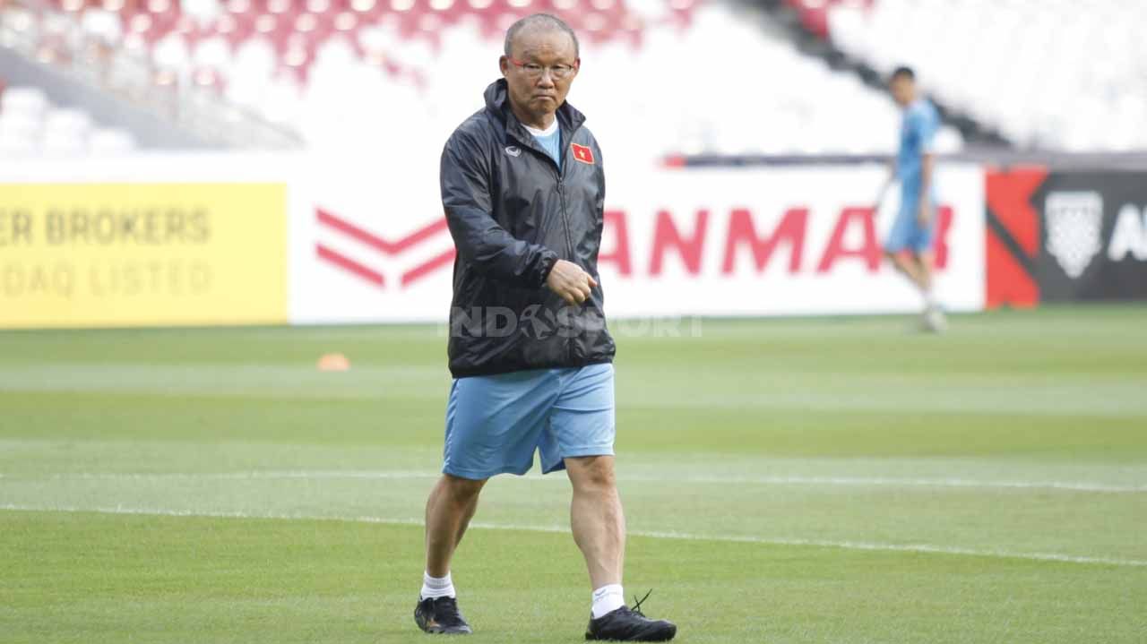 Pelatih The Golden Star, Park Hang-seo, menegur pelanggaran yang dilakukan Doan Van Hau dalam laga leg 1 antara Indonesia vs Vietnam di semifinal Piala AFF. Copyright: © Herry Ibrahim/INDOSPORT