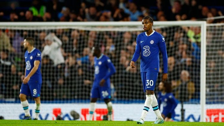 Carney Chukwuemeka berjalan lesu di laga Chelsea vs Manchester City (06/01/23). (Foto: Reuters/John Sibley) Copyright: © Reuters/John Sibley