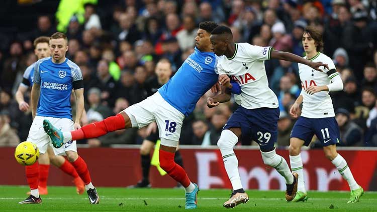 Situasi laga Tottenham Hotspur vs Portsmouth di babak ketiga Piala FA, Sabtu (07/01/22). Copyright: © Reuters/Matthew Childs