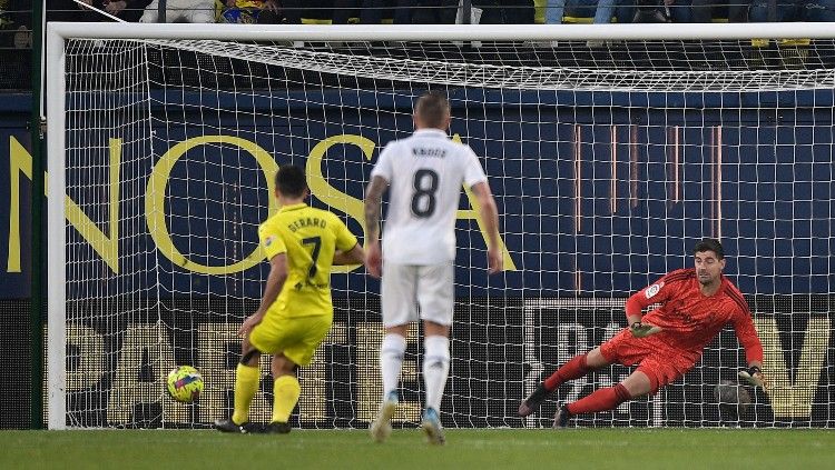 Penalti Gerard Moreno mengelabui Thibaut Courtois di laga Liga Spanyol 2022/23 Villarreal vs Real Madrid (07/01/23). (Foto: REUTERS/Pablo Morano) Copyright: © REUTERS/Pablo Morano