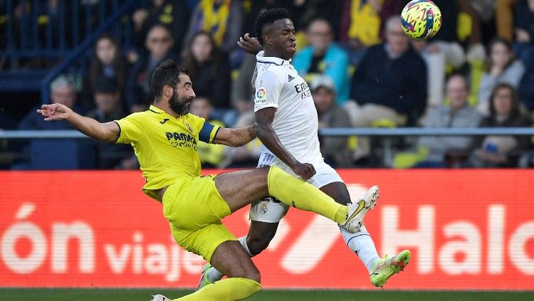 Duel Raul Albiol (kiri) dengan Vinicius Jr (kanan) di laga Liga Spanyol 2022/23 Villarreal vs Real Madrid (07/01/23). (Foto: REUTERS/Pablo Morano) Copyright: © REUTERS/Pablo Morano