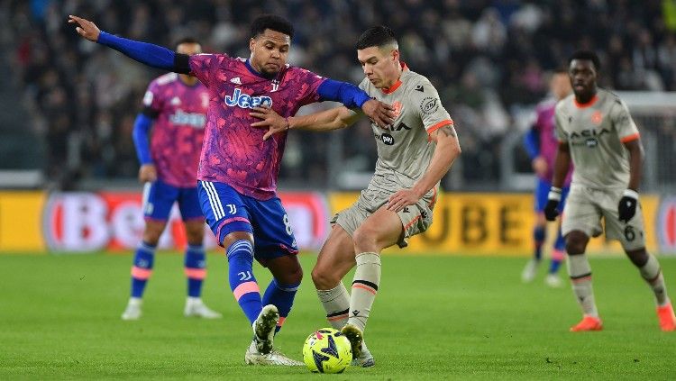 Weston McKennie (kiri) berduel denga Mato Jajalo (kanan) di laga Liga Italia 2022/23 Juventus vs Udinese (08/01/23). (Foto: REUTERS/Massimo Pinca) Copyright: © REUTERS/Massimo Pinca