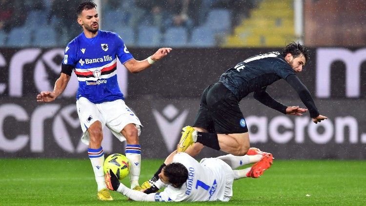 Emil Audero berduel dengan Khvicha Kvaratskhelia di laga Liga Italia 2022/23 Sampdoria vs Napoli (09/01/23). (Foto: REUTERS/Jennifer Lorenzini) Copyright: © REUTERS/Jennifer Lorenzini