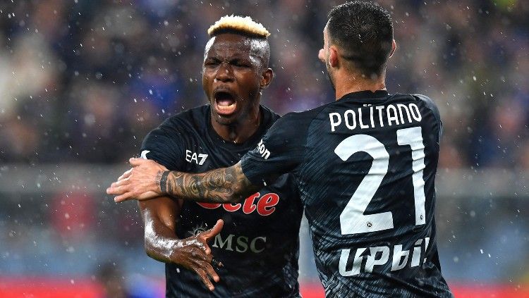 Victor Osimhen (kiri) merayakan golnya bersama Matteo Politano di laga Liga Italia 2022/23 Sampdoria vs Napoli (09/01/23). (Foto: REUTERS/Jennifer Lorenzini) Copyright: © REUTERS/Jennifer Lorenzini