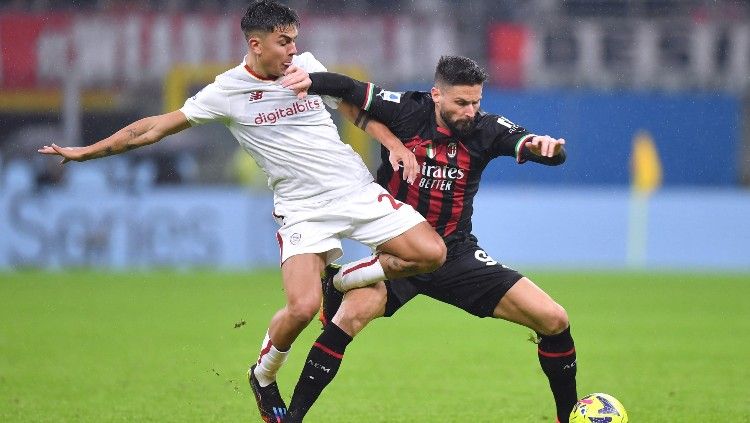 Paulo Dybala (kiri) berduel dengan Olivier Giroud di laga Liga Italia 2022/23 AC Milan vs AS Roma (09/01/23). (Foto: REUTERS/Daniele Mascolo) Copyright: © REUTERS/Daniele Mascolo